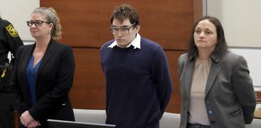 Nikolas Cruz (centro), el asesino de Parkland, junto a su abogada asistente, Nawal Bashimam (izq.), durante una audiencia este miércoles 12 de octubre de 2022 en Fort Lauderdale, Florida, EU.