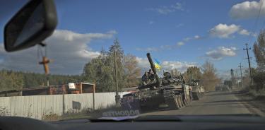 Un tanque ucraniano avanza en el pueblo de Kamianka, en la región de Járkiv, este jueves 13 de octubre de 2022.