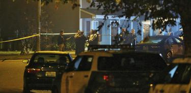 Policías trabajan en Raleigh, Carolina del Norte, EU, tras el tiroteo perpetrado por un niño de 15 años, que mató a cinco personas, la noche de este jueves 13 de octubre de 2022.