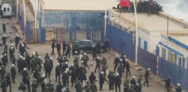 Escena del asalto a la valla de Melilla por parte de 470 migrantes que derivó en aplastamiento y tragedia, con 23 muertos, el 24 de junio de 2022.