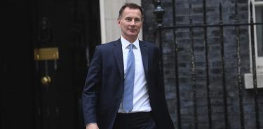 Jeremy Hunt abandona la residencia oficial del número 10 de Downing Street, Londres, este sábado 15 de octubre de 2022.