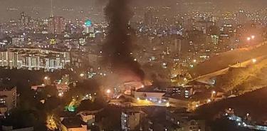 Vista del humo procedente del incendio durante los disturbios en la cárcel de Evin, en Teherán, Irán, este sábado 15 de octubre de 2022.