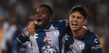 Javier Eduardo López de Pachuca (d) festeja su gol junto a su compañero Avilés Hurtado