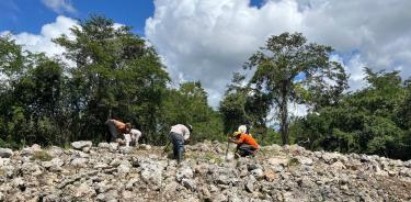 Un grupo de arqueólogos trabajan, el 15 de octubre de 2022, tras el hallazgo en la zona de X´baatún, en Yucatán.