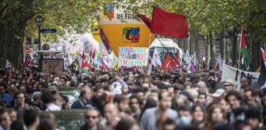 Miles de personas marchan en París, este martes 18 de octubre de 2022, durante la jornada de huelga contra la inflación y por mejores sueldos.