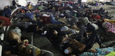 Cientos de venezolanos duermen en una estación de autobuses en Tapachula