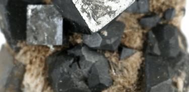 Los minerales sólidos de perovskita forman la mayoría del manto inferior de la Tierra y han inspirado los avances científicos en materiales.