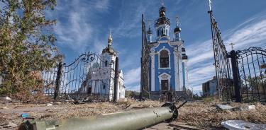 Un lanzagranadas, en el piso frente a una iglesia semi destruida en Bohorodychne, en Donetsk, Ucrania, este miércoles 19 de octubre de 2022.