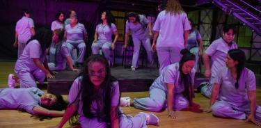 Actrices de teatro penitenciario participan en una puesta en escena en el foro La Nana - ConArte.