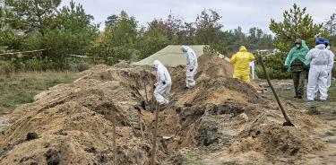 Forenses trabajan en la exhumación de cuerpos en Limán, Donetsk, el 11 de octubre de 2022.