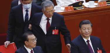 Hu Jintao parece pedir explicaciones a Xi Jinping tras recibir la orden de desalojo del XX Congreso del PCCh, este sábado en Pekín.