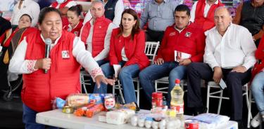 Rubén Moreira (izq.), coordinador de los diputados del PRI, durante el arranque en Hidalgo de las 300 asambleas contra el Presupuesto de Egresos de 2023.