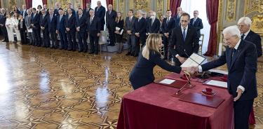Giorgia Meloni saluda al presidente Sergio Mattarella durante la firma de la toma de posesión del cargo de primera ministra de Italia, este sábado 22 de octubre en el Quirinal, en Roma.