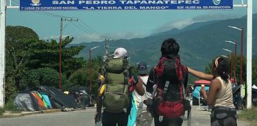 Migrantes caminan por la carrtera hacia el municipio de San Pedro Tapanatepec, Oaxaca