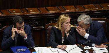 La primera ministra de Italia, Giorgia Meloni, junto a su ministro de Transportes, Matteo Salvini, y su canciller, Antonio Tajani, este martes en la Cámara de Diputados