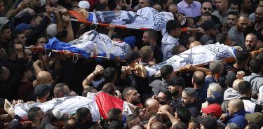 Personas cargan los cuerpos de cuatro de los cinco palestinos asesinados por tropas israelíes en los enfrentamientos de este martes 25 de octubre de 2022 en Nablus, Cisjordania.