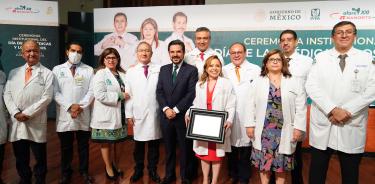 El director general del IMSS, Zoé Robledo, encabezó el homenaje a las médicas y médicos del instituto, en una conmemoración de su día