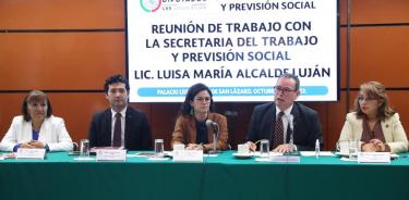 Luisa María Alcalde Luján, secretaria de Trabajo, durante reunión con diputados federales.