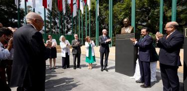 Acompañado por el director general del IMSS, Zoé Robledo, y otras distinguidas personalidades, el doctor Guillermo Fajardo, devela su busto en el CMN Siglo XXI