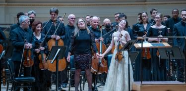 Gabriela Ortiz -centro- y  la violinista española María Dueñas.