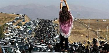 Multitud se dirige a la ciudad donde está enterrada la joven asesinada por la policía de la moral iraní