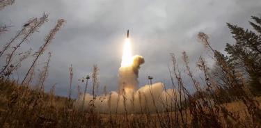 Captura de un video que muestra el lanzamiento del misil intercontinental Yars en el ensayo nuclear ruso en Plesetsk, este miércoles 26 de octubre de 2022.
