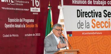 Alfonso Cepeda Salas, dirigente del SNTE, entregó en Jalisco dos tomas de nota más a los nuevos dirigentes de las secciones 16 y 47, electos democráticamente.