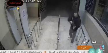 Captura de un video que muestra al terrorista de Estado Islámico al ingresar al templo de Shiraz, Irán, donde perpetró una matanza este miércoles 26 de octubre de 2022.