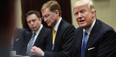 Donald Trump, con Elon Musk al fondo, durante una reunión con líderes empresariales en la Casa Blanca en enero de 2017.