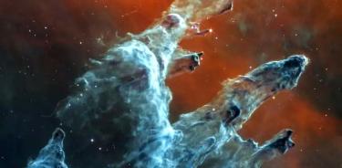 Los Pilares de la Creación, que se encuentran en la inmensa nebulosa del Águila, a una distancia de 6.500 años luz, fueron captados por primera vez en 1995 por el telescopio espacial Hubble.