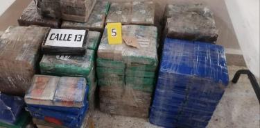 Elementos de la Sedena y de la FGR decomisaron paquetes de cocaína en una casa de Tapachula, Chiapas.