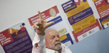 El expresidente brasileño y candidato favorito hace la ele de Lula tras emitir su voto en Sao Bernardo do Campo, periferia de Sao Paulo
