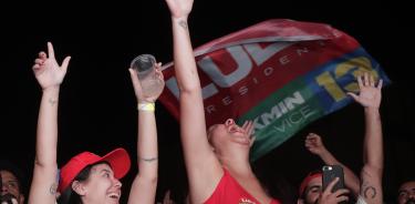 Simpatizantes de Lula da Silva celebran la victoria en la avenida Paulista de Sao Paulo