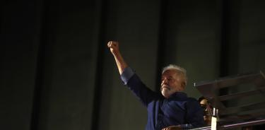 Lula da Silva levanta el puño de la victoria a sus seguidores en Sao Paulo