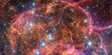 Imagen que muestra una vista espectacular de las nubes naranjas y rosadas que componen lo que queda tras la explosiva muerte de una estrella masiva.