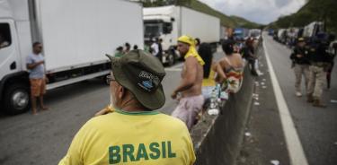 Camioneros bolsonaristas bloquean la vía Dutra, la más transitada de Brasil y que une las dos mayores ciudades: Sao Paulo y Río de Janeiro