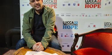 El escritor antimafia italiano Roberto Saviano durante una entrevista con EFE en la Feria del cómic de Lucca.