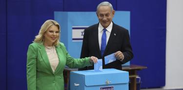 Benjamin Netanyahu y su esposa votan en las elecciones legislativas en Jerusalén, este martes 1 de noviembre de 2022.