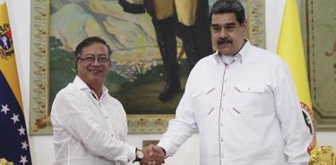 Gustavo Petro y Nicolás Maduro estrechan la mano en el inicio de su cumbre, este martes 1 de noviembre de 2022 en el palacio de Miraflores de Caracas.