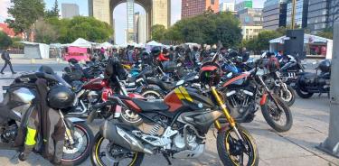Rodada de motociclistas en Monumento a la Revolución