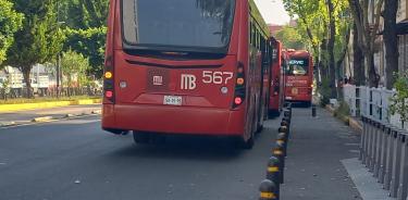 Unidades de Metrobús estacionadas en vía pública