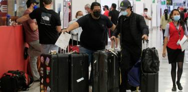 Un par de jóvenes transitaron con maletas en el Aeropuerto Internacional de la Ciudad de México