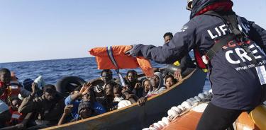 Un activista de la ONG Mission Lifeline ayuda a los 95 migrantes que esperan poder desembarcar en Italia, este viernes 4 de noviembre de 2022.