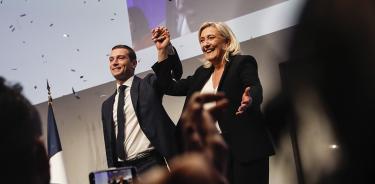 Jordan Bardella y Marine Le Pen saludan juntos al público tras el Congreso en que la líder ultraderechista cedió el testigo al joven eurodiputado, este sábado 5 de noviembre de 2022 en París.
