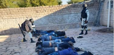 Guardia Nacional y elementos de la Sedena inmovilizaron a 16 sujetos que se encontraban armados dentro de un inmueble en Jerez, Zacatecas.