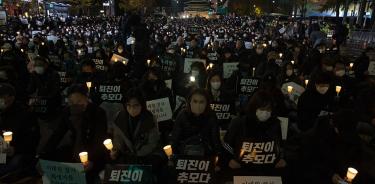 Cientos de personas participan este sábado 5 de noviembre de 2022 en Seúl en una vigilia en recuerdo de las víctimas de la estampida del 29 de octubre.