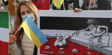 Iraníes protestan contra el envío de drones a Rusia para atacar Ucrania en una marcha en Kiev, el 28 de octubre de 2022.