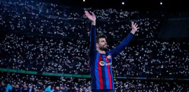 Gerard Piqué se despide de la afición blaugrana tras disputar su último partido con el FC Barcelona, este sábado 5 de noviembre de 2022 en Barcelona.