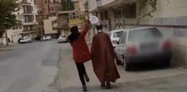 Un joven iraní graba a otro mientras arrebata de un manotazo el turbante de un clérigo en Teherán, para colgarlo en las redes