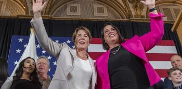 La gobernadora electa, Maura Healey (i) y su compañera de fórmula, Kim Driscoll, celebra su victoria en Boston